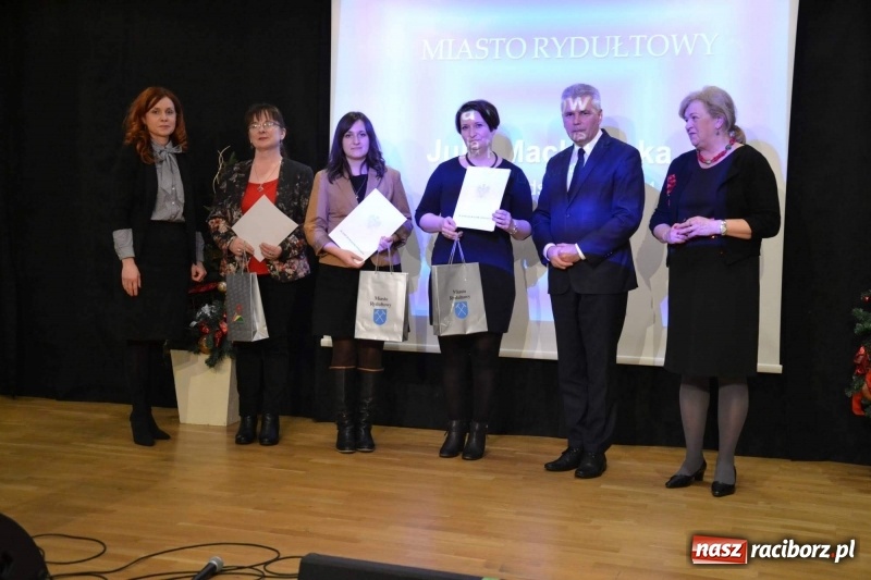 Zdjęcie w galerii na portalu naszraciborz.pl: Nauczyciele z regionu odebrali akty mianowania na nauczyciela dyplomowanego wiadomości z regionu