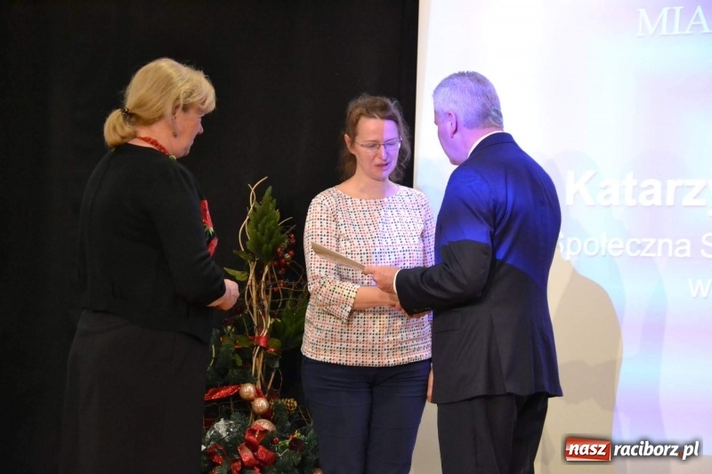 Zdjęcie w galerii na portalu naszraciborz.pl: Nauczyciele z regionu odebrali akty mianowania na nauczyciela dyplomowanego wiadomości z regionu