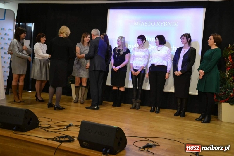 Zdjęcie w galerii na portalu naszraciborz.pl: Nauczyciele z regionu odebrali akty mianowania na nauczyciela dyplomowanego wiadomości z regionu