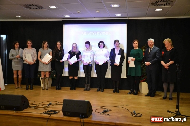 Zdjęcie w galerii na portalu naszraciborz.pl: Nauczyciele z regionu odebrali akty mianowania na nauczyciela dyplomowanego wiadomości z regionu