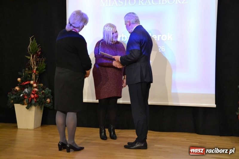 Zdjęcie w galerii na portalu naszraciborz.pl: Nauczyciele z regionu odebrali akty mianowania na nauczyciela dyplomowanego wiadomości z regionu