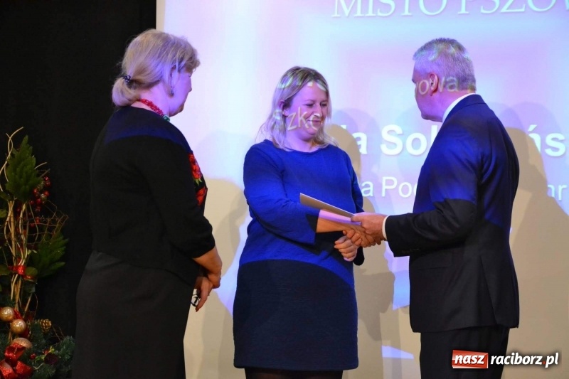 Zdjęcie w galerii na portalu naszraciborz.pl: Nauczyciele z regionu odebrali akty mianowania na nauczyciela dyplomowanego wiadomości z regionu