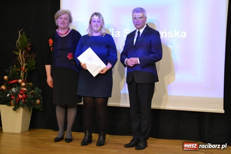 Zdjęcie w galerii na portalu naszraciborz.pl: Nauczyciele z regionu odebrali akty mianowania na nauczyciela dyplomowanego wiadomości z regionu