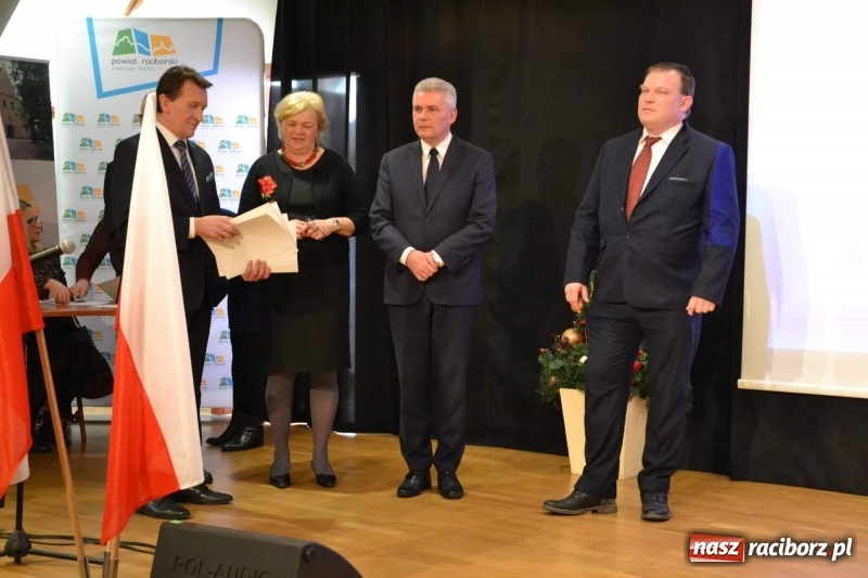 Zdjęcie w galerii na portalu naszraciborz.pl: Nauczyciele z regionu odebrali akty mianowania na nauczyciela dyplomowanego wiadomości z regionu