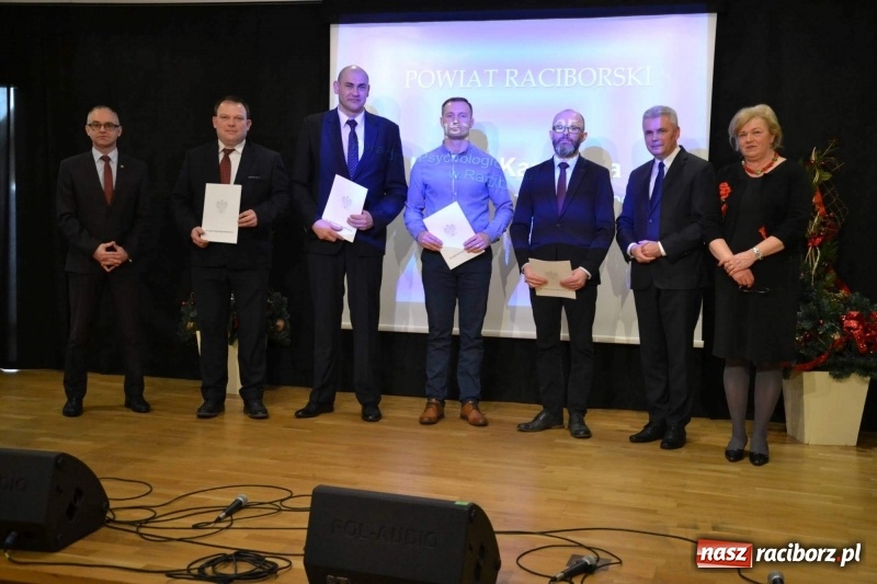 Zdjęcie w galerii na portalu naszraciborz.pl: Nauczyciele z regionu odebrali akty mianowania na nauczyciela dyplomowanego wiadomości z regionu