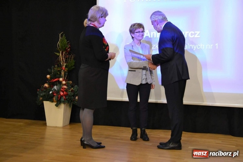 Zdjęcie w galerii na portalu naszraciborz.pl: Nauczyciele z regionu odebrali akty mianowania na nauczyciela dyplomowanego wiadomości z regionu