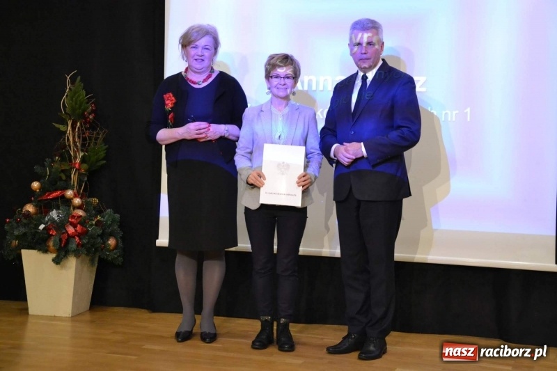 Zdjęcie w galerii na portalu naszraciborz.pl: Nauczyciele z regionu odebrali akty mianowania na nauczyciela dyplomowanego wiadomości z regionu