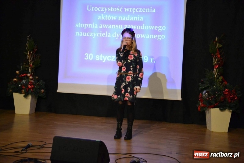 Zdjęcie w galerii na portalu naszraciborz.pl: Nauczyciele z regionu odebrali akty mianowania na nauczyciela dyplomowanego wiadomości z regionu