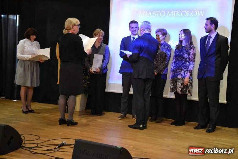 Zdjęcie w galerii na portalu naszraciborz.pl: Nauczyciele z regionu odebrali akty mianowania na nauczyciela dyplomowanego wiadomości z regionu