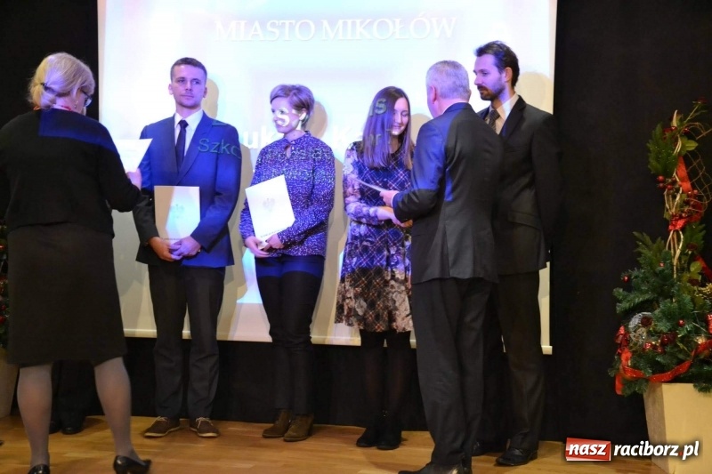 Zdjęcie w galerii na portalu naszraciborz.pl: Nauczyciele z regionu odebrali akty mianowania na nauczyciela dyplomowanego wiadomości z regionu