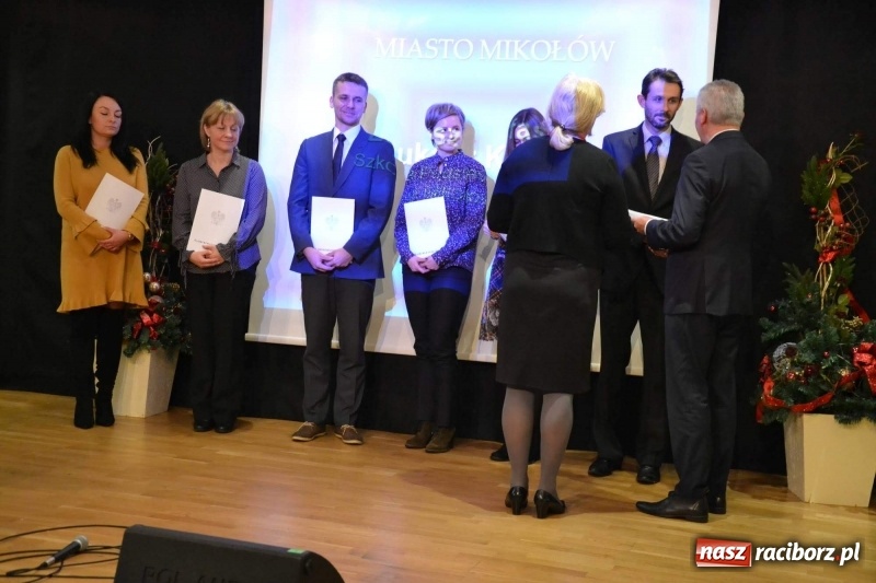 Zdjęcie w galerii na portalu naszraciborz.pl: Nauczyciele z regionu odebrali akty mianowania na nauczyciela dyplomowanego wiadomości z regionu