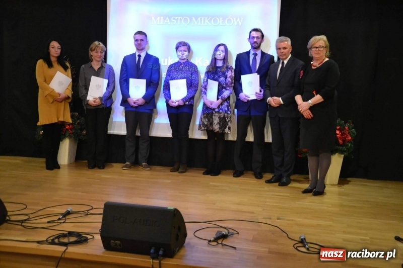 Zdjęcie w galerii na portalu naszraciborz.pl: Nauczyciele z regionu odebrali akty mianowania na nauczyciela dyplomowanego wiadomości z regionu