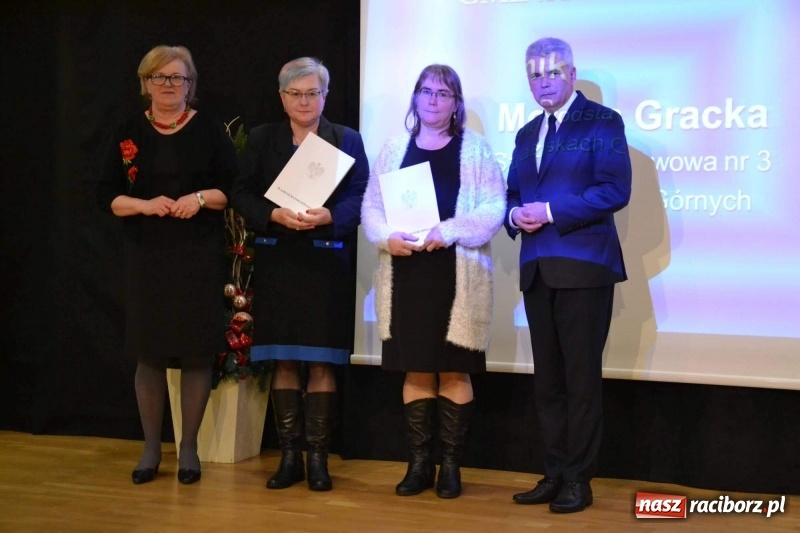 Zdjęcie w galerii na portalu naszraciborz.pl: Nauczyciele z regionu odebrali akty mianowania na nauczyciela dyplomowanego wiadomości z regionu