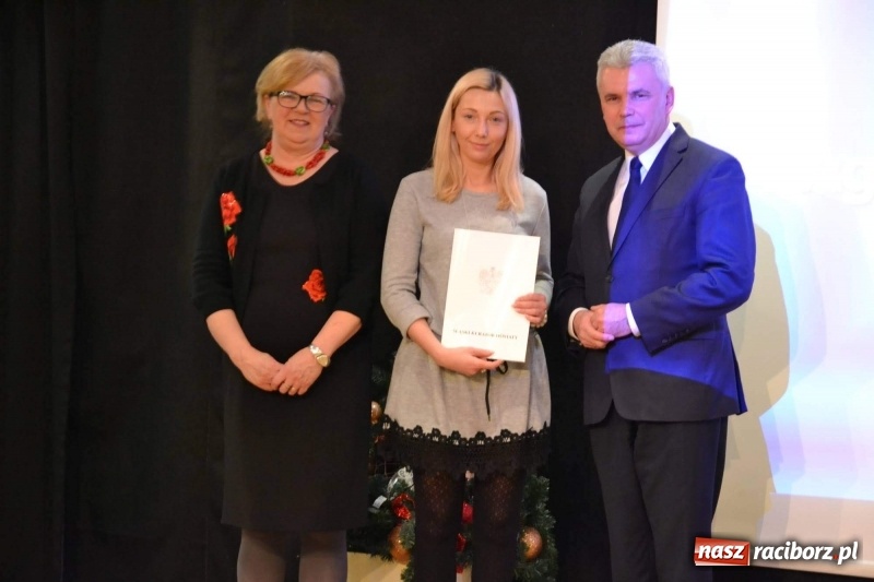 Zdjęcie w galerii na portalu naszraciborz.pl: Nauczyciele z regionu odebrali akty mianowania na nauczyciela dyplomowanego wiadomości z regionu