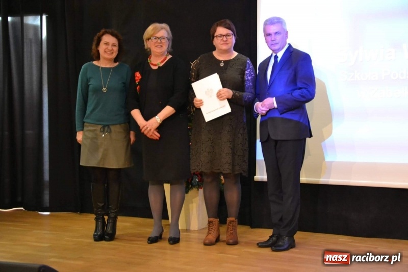 Zdjęcie w galerii na portalu naszraciborz.pl: Nauczyciele z regionu odebrali akty mianowania na nauczyciela dyplomowanego wiadomości z regionu