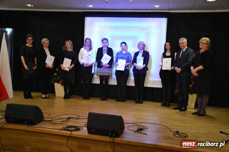 Zdjęcie w galerii na portalu naszraciborz.pl: Nauczyciele z regionu odebrali akty mianowania na nauczyciela dyplomowanego wiadomości z regionu