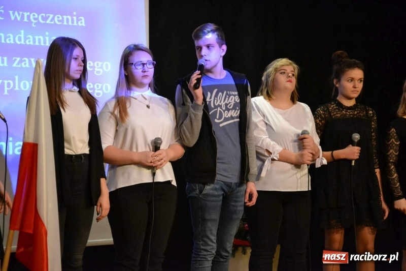 Zdjęcie w galerii na portalu naszraciborz.pl: Nauczyciele z regionu odebrali akty mianowania na nauczyciela dyplomowanego wiadomości z regionu