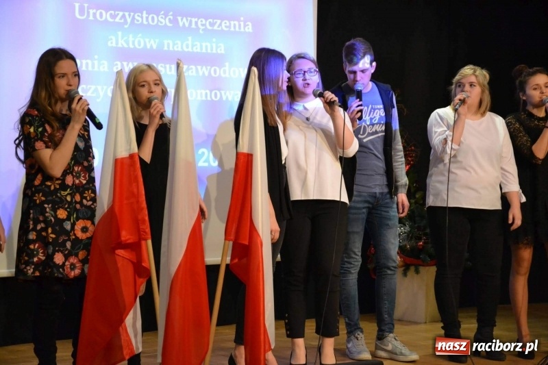 Zdjęcie w galerii na portalu naszraciborz.pl: Nauczyciele z regionu odebrali akty mianowania na nauczyciela dyplomowanego wiadomości z regionu