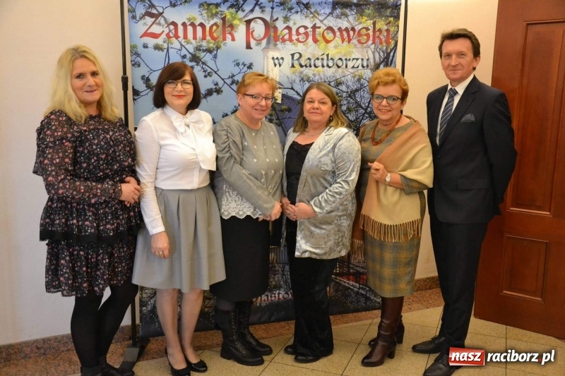 Zdjęcie w galerii na portalu naszraciborz.pl: Nauczyciele z regionu odebrali akty mianowania na nauczyciela dyplomowanego wiadomości z regionu