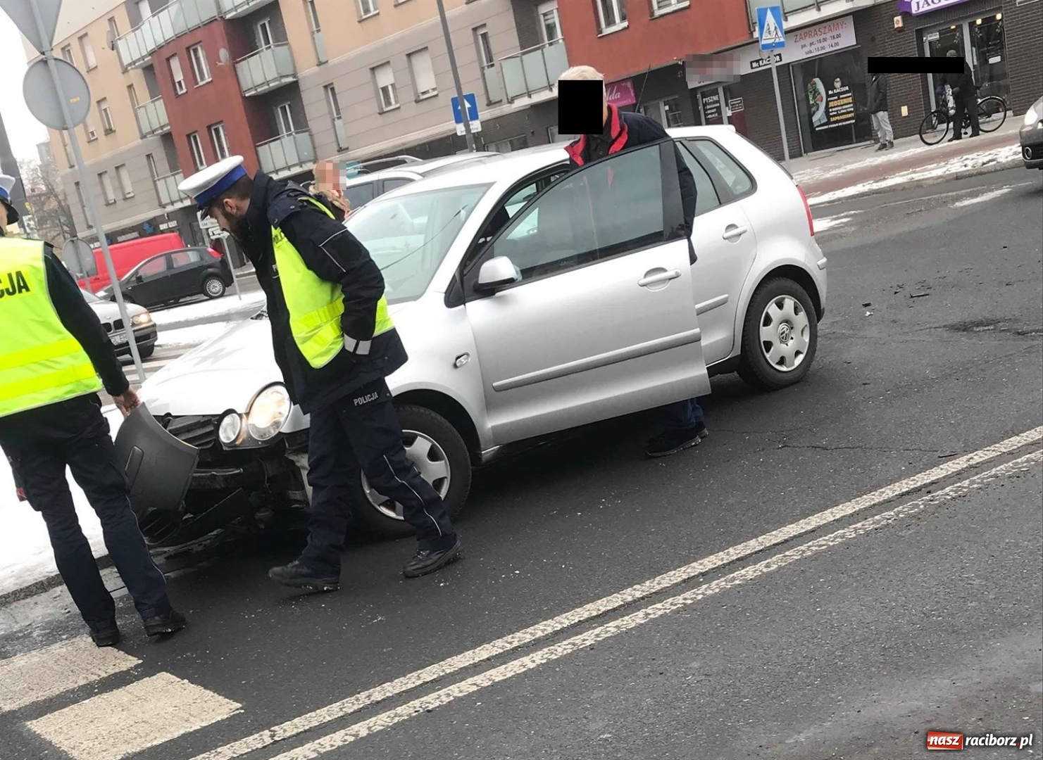 Zdjęcie w galerii na portalu naszraciborz.pl: VW polo i BMW zderzyły się na Opawskiej  wiadomości z regionu