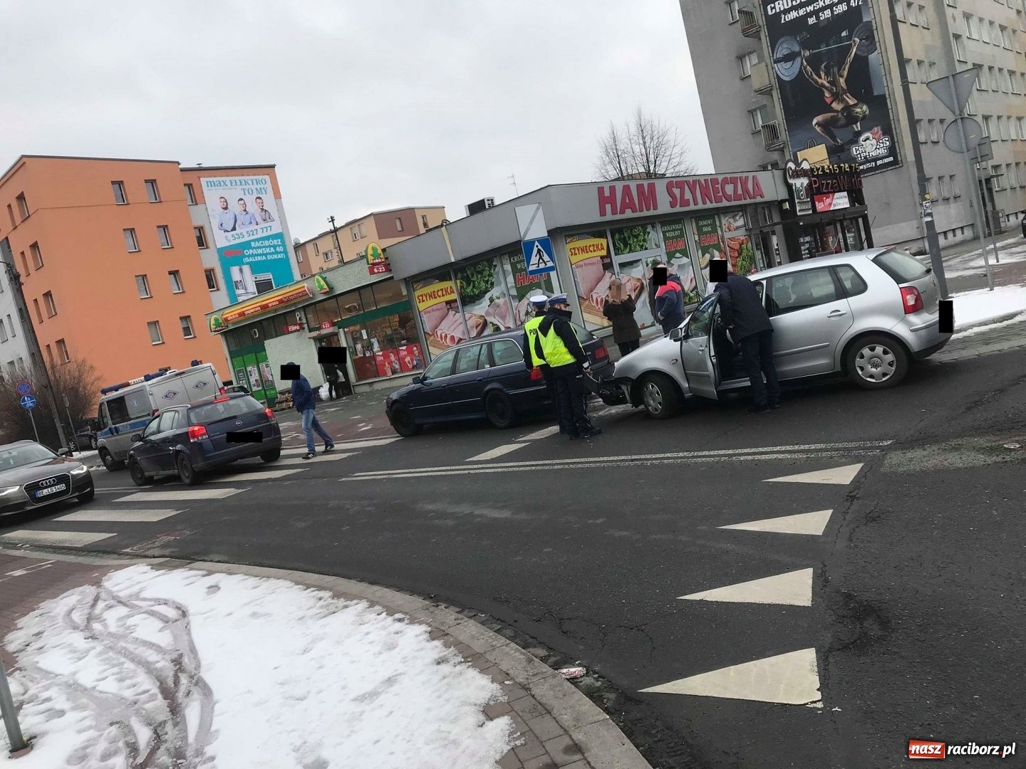 Zdjęcie w galerii na portalu naszraciborz.pl: VW polo i BMW zderzyły się na Opawskiej  wiadomości z regionu