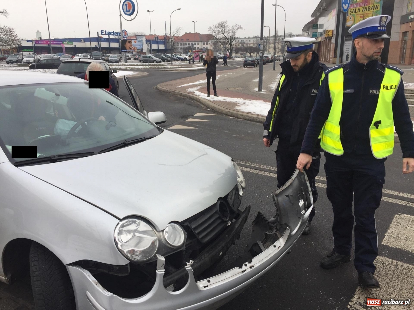 Zdjęcie w galerii na portalu naszraciborz.pl: VW polo i BMW zderzyły się na Opawskiej  wiadomości z regionu