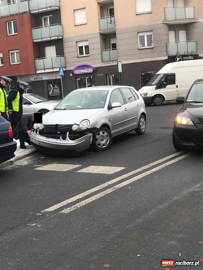 Zdjęcie w galerii na portalu naszraciborz.pl: VW polo i BMW zderzyły się na Opawskiej  wiadomości z regionu