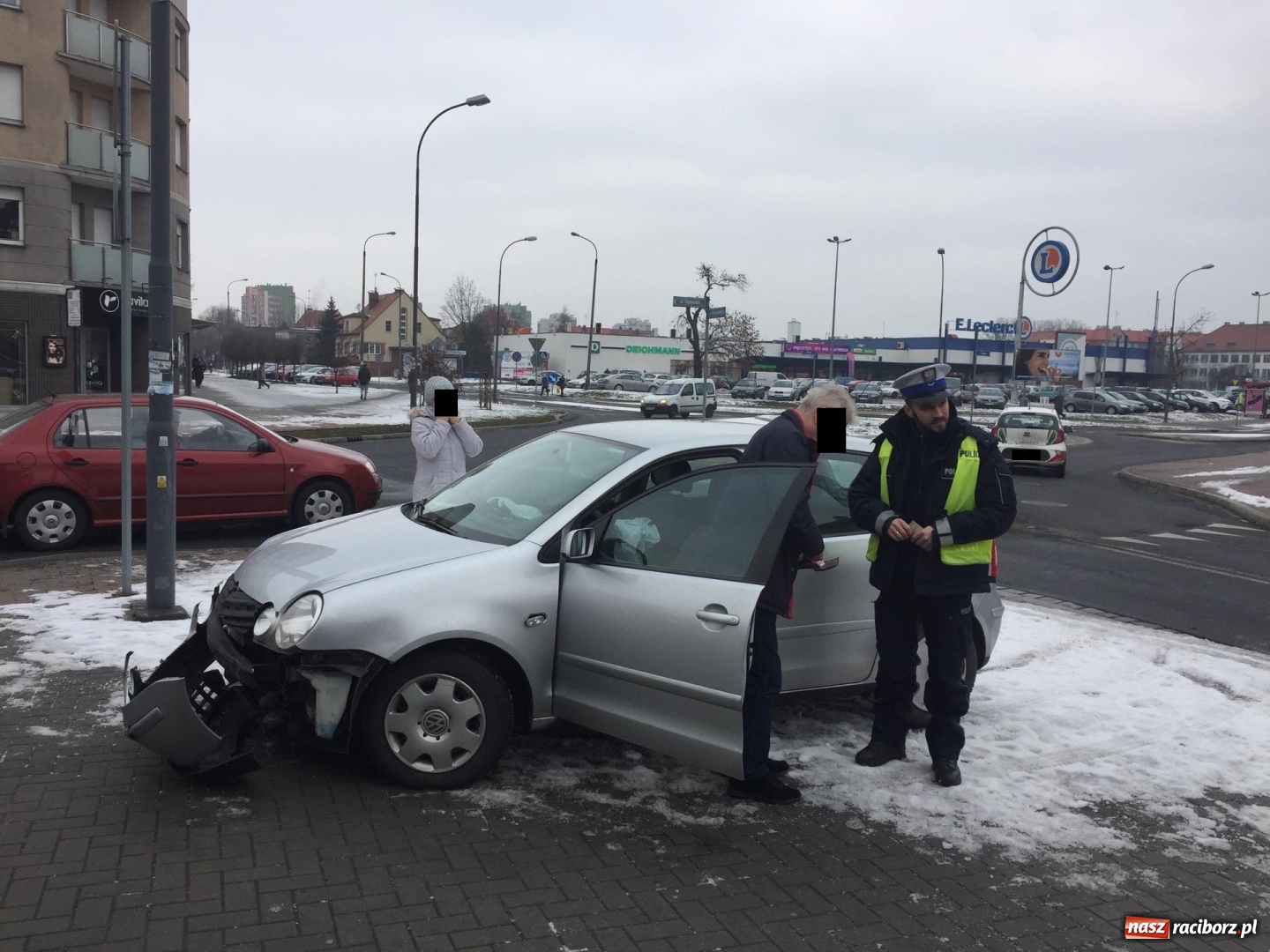 Zdjęcie w galerii na portalu naszraciborz.pl: VW polo i BMW zderzyły się na Opawskiej  wiadomości z regionu