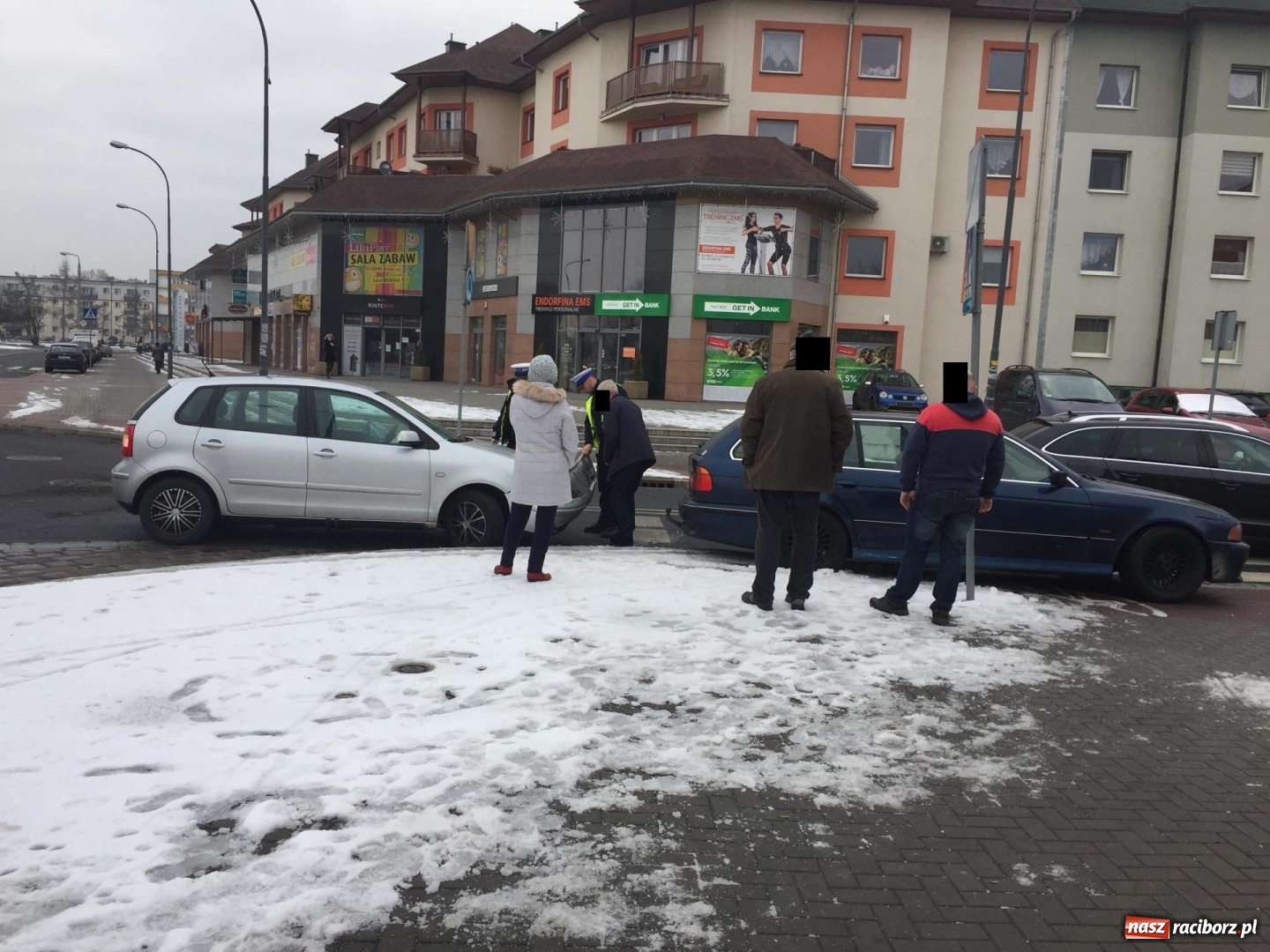 Zdjęcie w galerii na portalu naszraciborz.pl: VW polo i BMW zderzyły się na Opawskiej  wiadomości z regionu