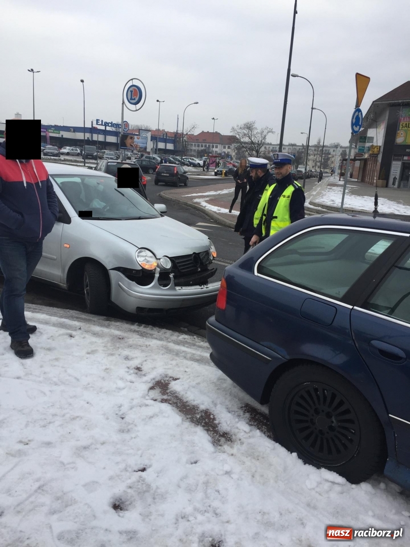Zdjęcie w galerii na portalu naszraciborz.pl: VW polo i BMW zderzyły się na Opawskiej  wiadomości z regionu