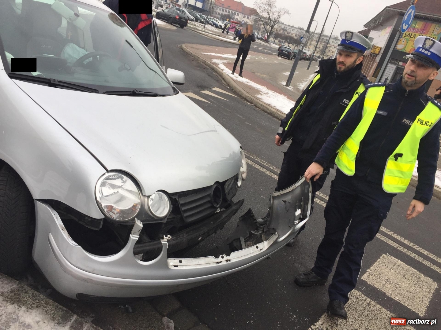 Zdjęcie w galerii na portalu naszraciborz.pl: VW polo i BMW zderzyły się na Opawskiej  wiadomości z regionu