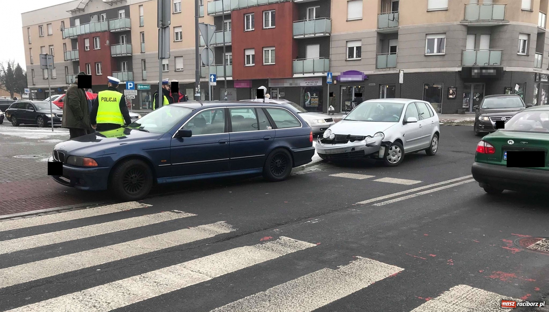 Zdjęcie w galerii na portalu naszraciborz.pl: VW polo i BMW zderzyły się na Opawskiej  wiadomości z regionu