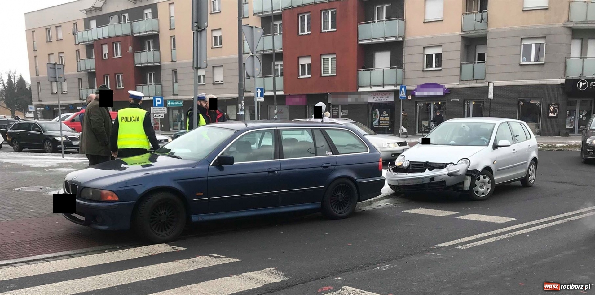 Zdjęcie w galerii na portalu naszraciborz.pl: VW polo i BMW zderzyły się na Opawskiej  wiadomości z regionu