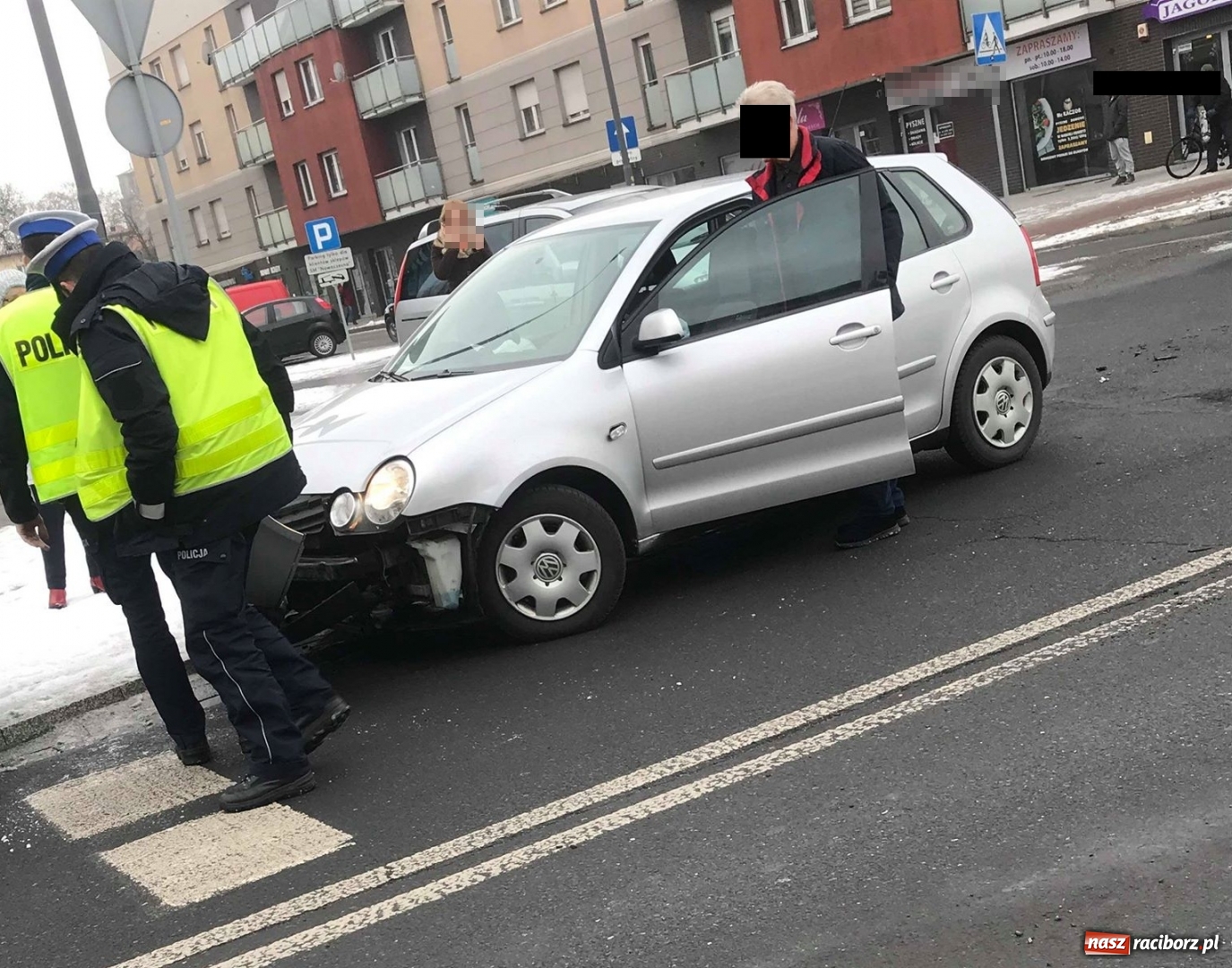 Zdjęcie w galerii na portalu naszraciborz.pl: VW polo i BMW zderzyły się na Opawskiej  wiadomości z regionu
