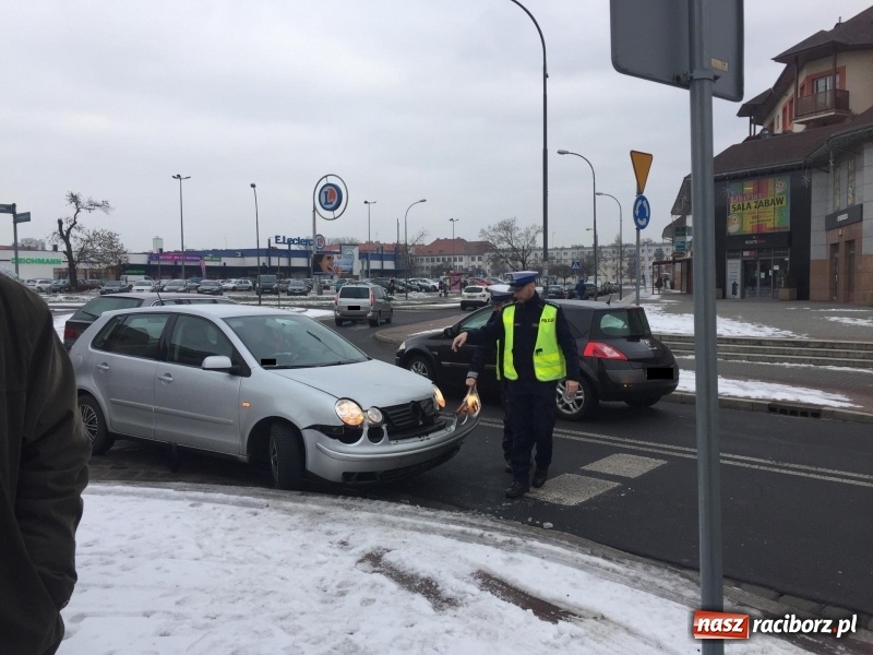 Zdjęcie w galerii na portalu naszraciborz.pl: VW polo i BMW zderzyły się na Opawskiej  wiadomości z regionu