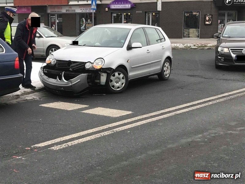 Zdjęcie w galerii na portalu naszraciborz.pl: VW polo i BMW zderzyły się na Opawskiej  wiadomości z regionu