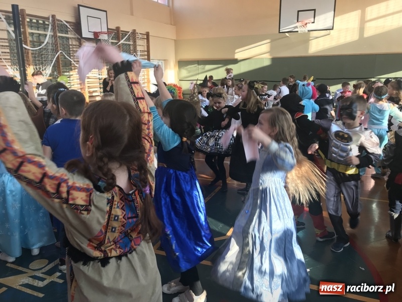Zdjęcie w galerii na portalu naszraciborz.pl: Balik karnawałowy w SP 15  wiadomości z regionu