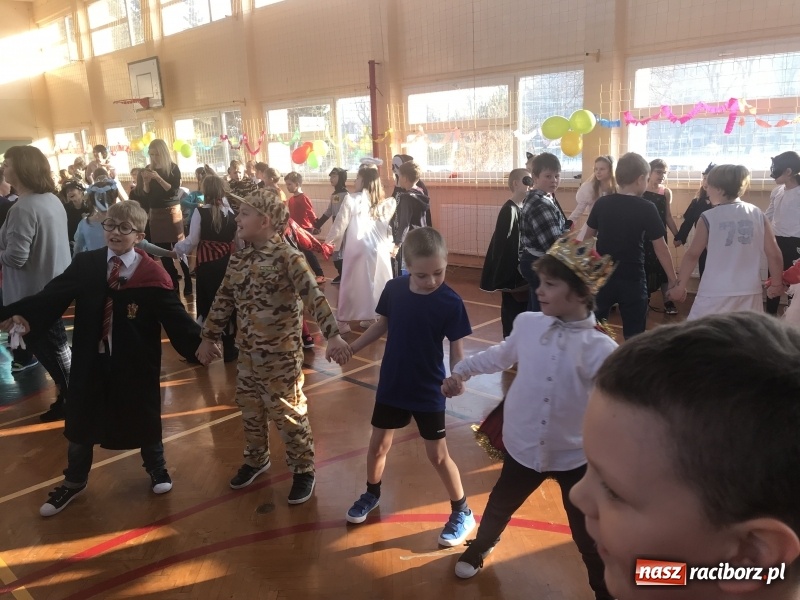 Zdjęcie w galerii na portalu naszraciborz.pl: Balik karnawałowy w SP 15  wiadomości z regionu