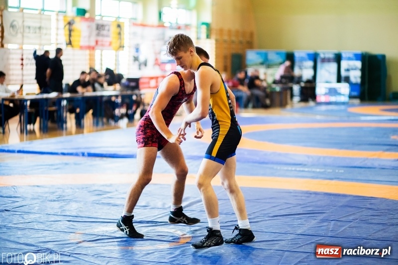 Zdjęcie w galerii na portalu naszraciborz.pl: Puchar Polski Seniorów w zapasach w hali sportowej w Rudniku wiadomości z regionu