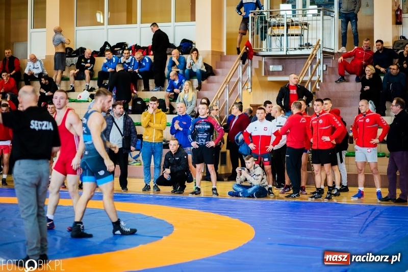 Zdjęcie w galerii na portalu naszraciborz.pl: Puchar Polski Seniorów w zapasach w hali sportowej w Rudniku wiadomości z regionu