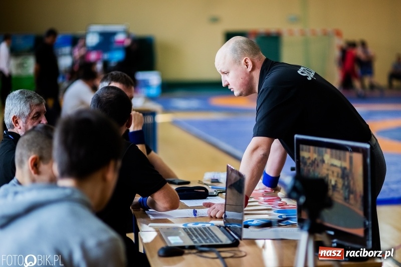 Zdjęcie w galerii na portalu naszraciborz.pl: Puchar Polski Seniorów w zapasach w hali sportowej w Rudniku wiadomości z regionu