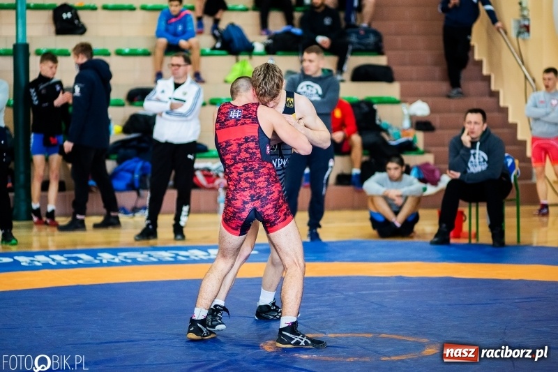 Zdjęcie w galerii na portalu naszraciborz.pl: Puchar Polski Seniorów w zapasach w hali sportowej w Rudniku wiadomości z regionu
