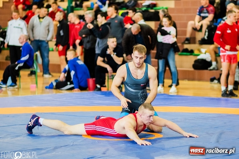 Zdjęcie w galerii na portalu naszraciborz.pl: Puchar Polski Seniorów w zapasach w hali sportowej w Rudniku wiadomości z regionu