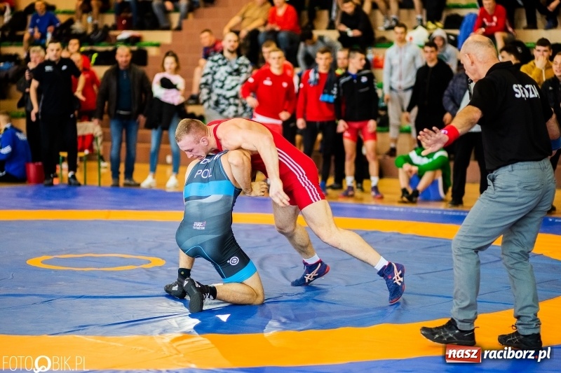 Zdjęcie w galerii na portalu naszraciborz.pl: Puchar Polski Seniorów w zapasach w hali sportowej w Rudniku wiadomości z regionu