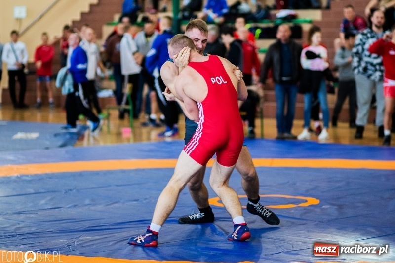 Zdjęcie w galerii na portalu naszraciborz.pl: Puchar Polski Seniorów w zapasach w hali sportowej w Rudniku wiadomości z regionu