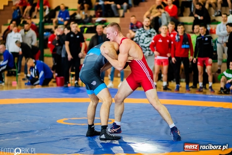 Zdjęcie w galerii na portalu naszraciborz.pl: Puchar Polski Seniorów w zapasach w hali sportowej w Rudniku wiadomości z regionu