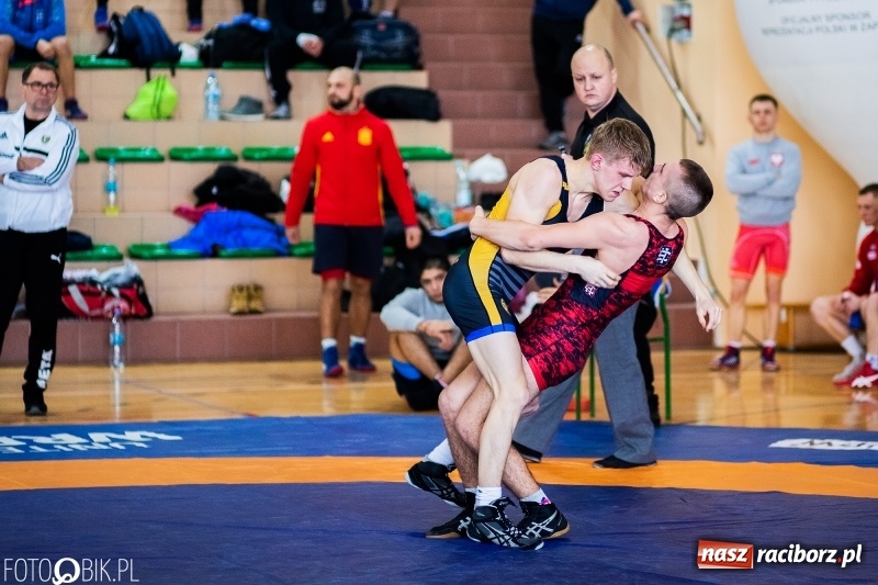 Zdjęcie w galerii na portalu naszraciborz.pl: Puchar Polski Seniorów w zapasach w hali sportowej w Rudniku wiadomości z regionu