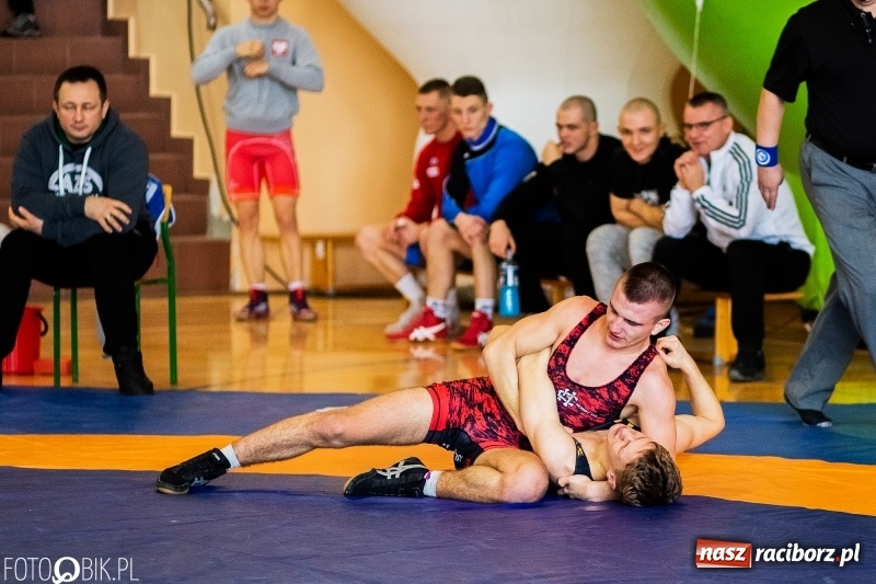 Zdjęcie w galerii na portalu naszraciborz.pl: Puchar Polski Seniorów w zapasach w hali sportowej w Rudniku wiadomości z regionu
