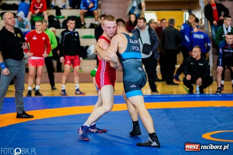 Zdjęcie w galerii na portalu naszraciborz.pl: Puchar Polski Seniorów w zapasach w hali sportowej w Rudniku wiadomości z regionu