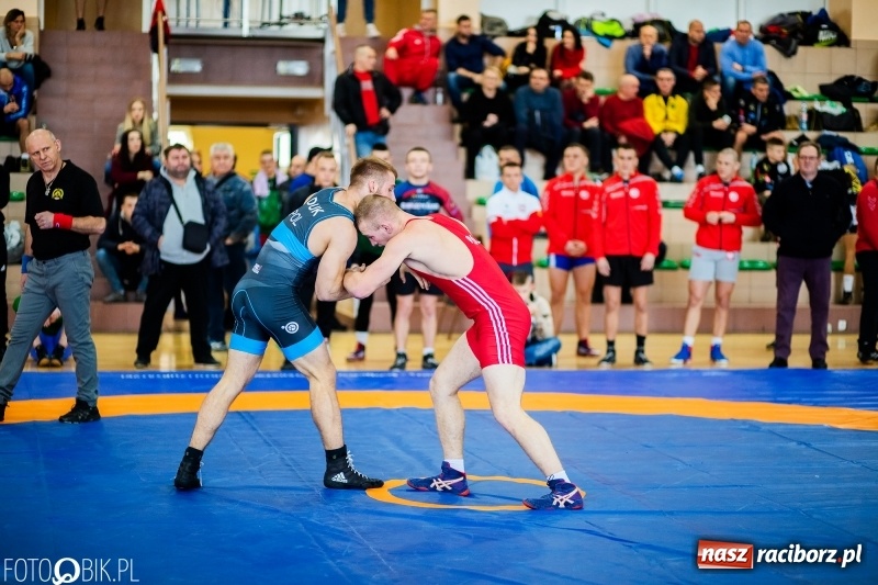 Zdjęcie w galerii na portalu naszraciborz.pl: Puchar Polski Seniorów w zapasach w hali sportowej w Rudniku wiadomości z regionu